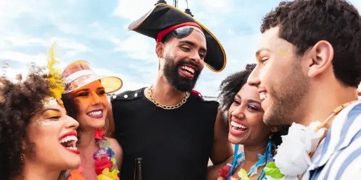 varias pessoas comemorando o carnaval