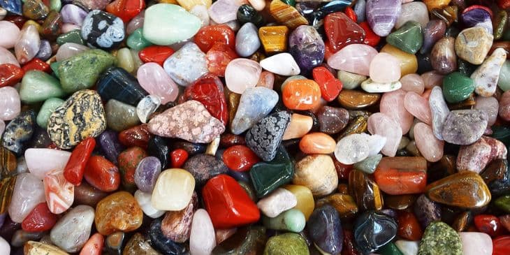 Varias pedras de varias cores e v�rios tamanhos juntas