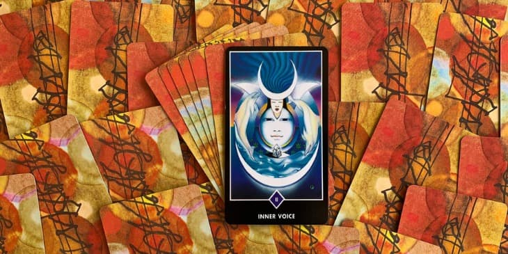 Carta do Taro zen osho inner voice com uma mulher branca e uma lua na cabe�a