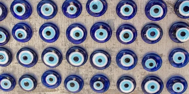 varios olhos gregos ou olhos turcos em uma mesa