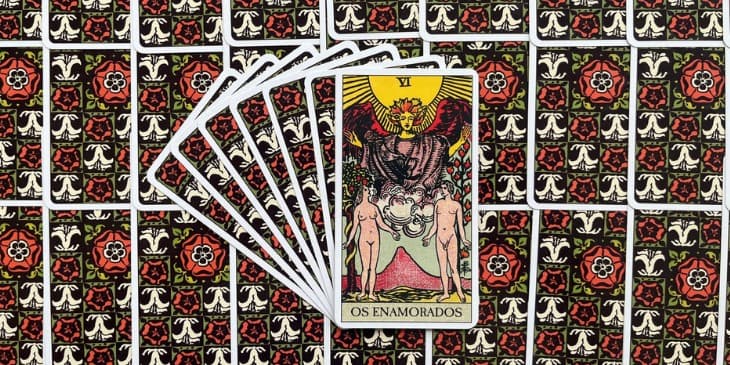 um homem e uma mulher nus, com uma montanha no meio deles, uma arvore atras de cada um deles e um arcanjo em cima de bra�os abertos