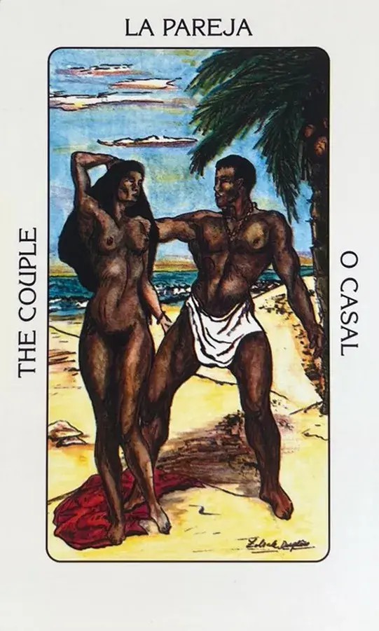 um casal de homem e mulher negros, est�o nus em uma praia com um coqueiro ao fundo, o mar e um lindo c�u azul.