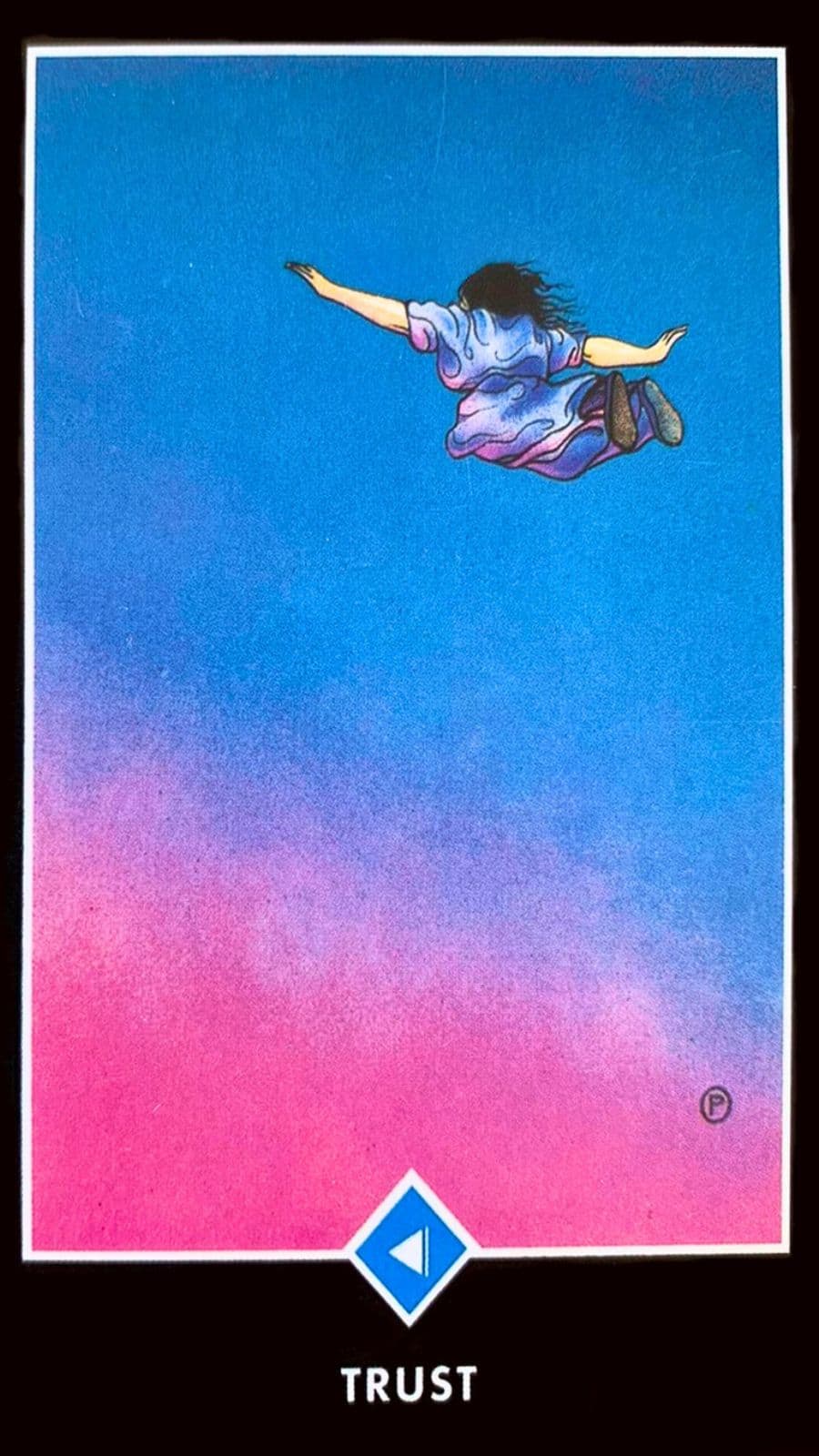 carta tarot zen osho confian�a � um homem caindo do ceu sem nada segurando de bra�os aberto em um ceu azul e rosa.