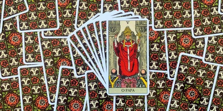 carta do tarot o Papa sentado em um trono com uma coroa de ouro e uma roupa vermelha