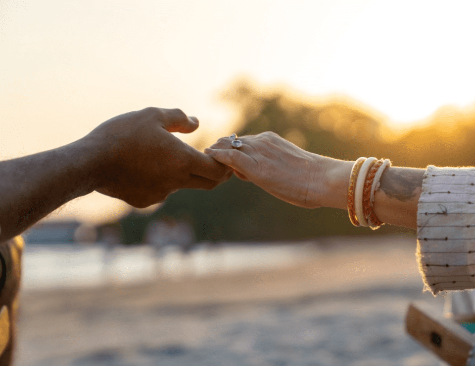 5 dicas valiosas para descobrir se voc� est� com a pessoa certa- duas pessoas de maos dadas na praia no por do sol