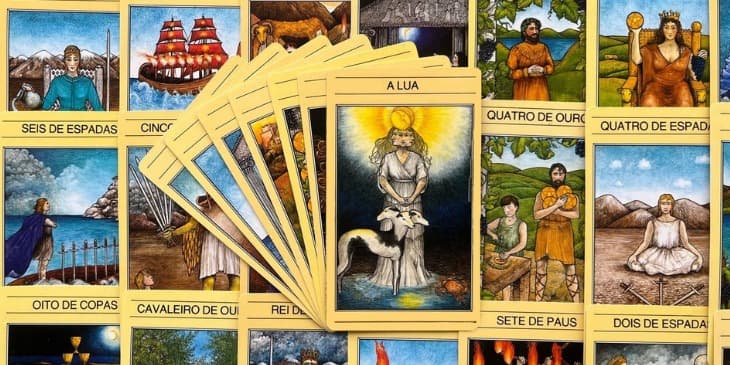 A carta da Lua retrata uma misteriosa figura feminina com tr�s rostos, coroada comum diadema da Lua em suas tr�s fases. O seu cabelo � prateado e ela veste uma longat�nica que flui em uma po�a de �gua a seus p�s. A sua frente, h� um c�o de tr�s cabe�ase na po�a um caranguejo procura sair da �gua. Atr�s dela, o c�u � escuro e iluminado somente pela luminesc�ncia de sua coroa.