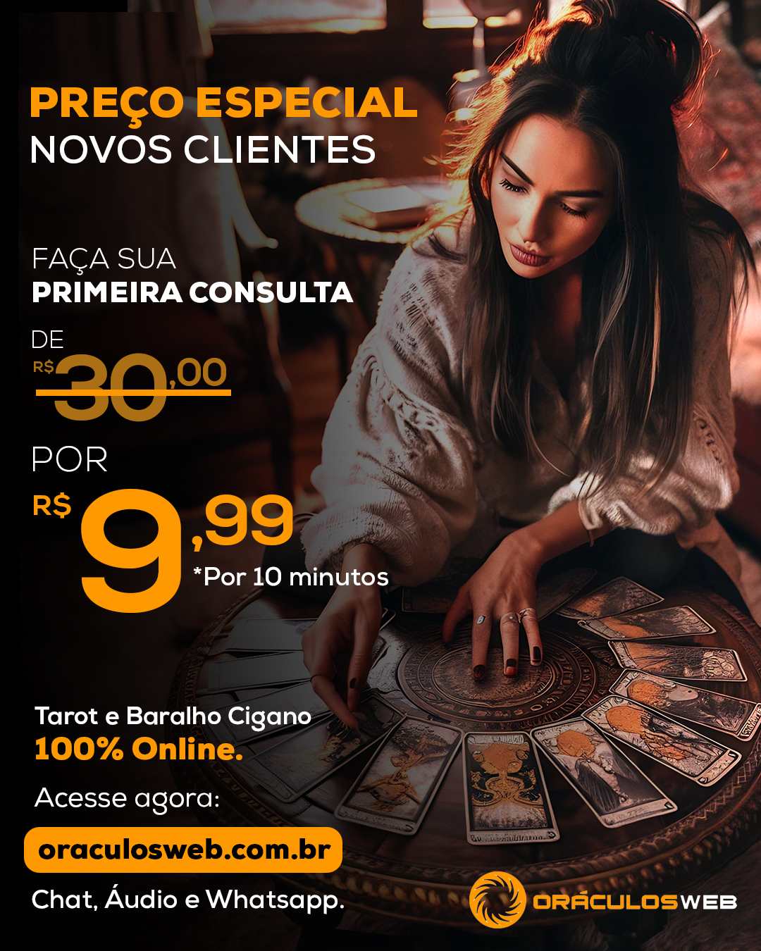 uma mulher tirando cartas de tarot em sua mesa