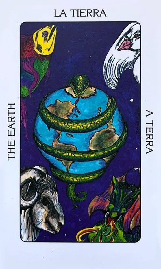 a terra abra�ada por uma cobra ou serpente verde, nos cantos da carta tem 4 animais, um peixe colorido, um passaro branco, um bode e um drag�o soltando fogo.