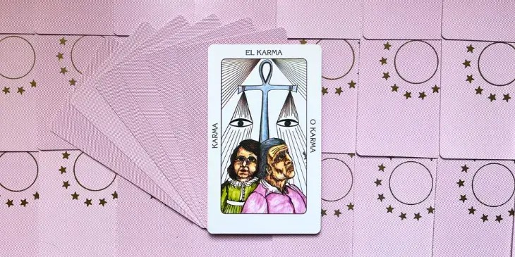 um homem e uma mulher encostados na cruz ansata que esta em baixo de raios celestiais e na balan�a vemos em sua ponta um par de olhos.