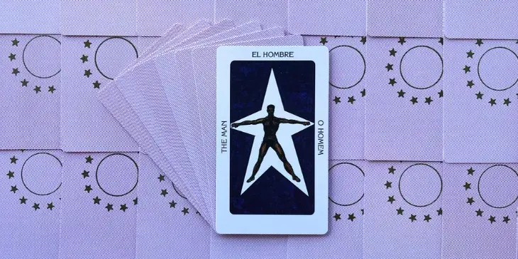 um homem negro nu dentro de uma estrela branca de 5 pontas.
