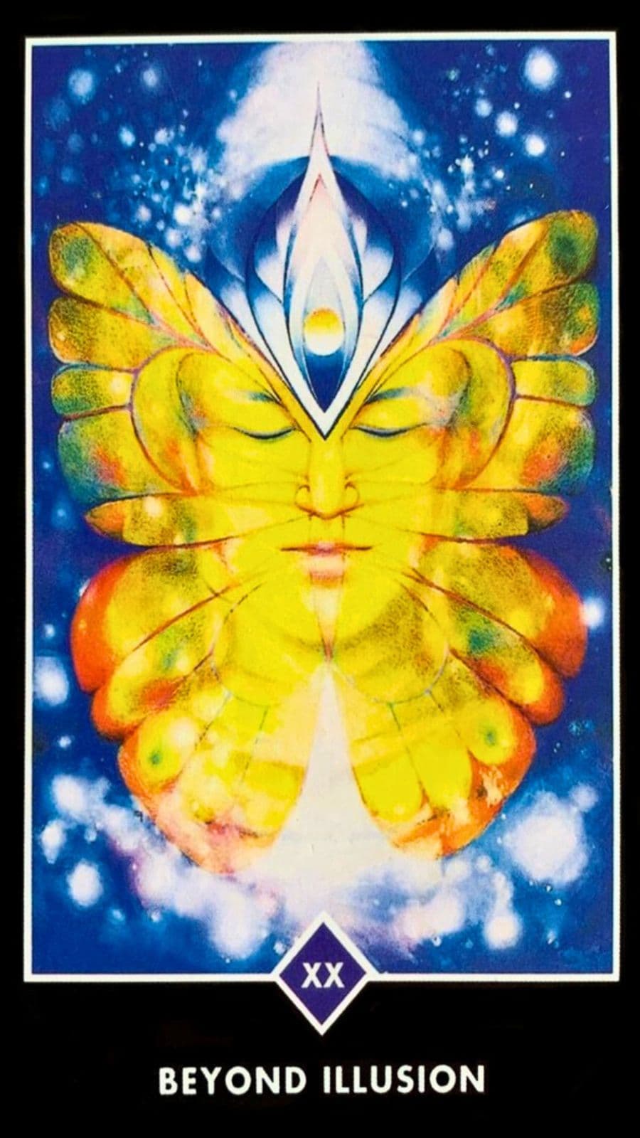 Carta do Tarot zen osho no centro da carta tem uma borboleta amarela com um rosto de olho fechado e no fundo azul e branco, a carta esta em cima de varias outras cartas.