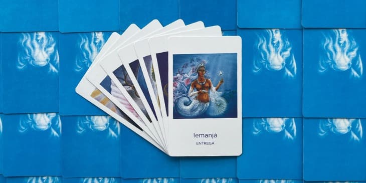 Deusa Iemanj� uma sereia de cauda azul com uma coroa azul e uma concha na m�o direita.
