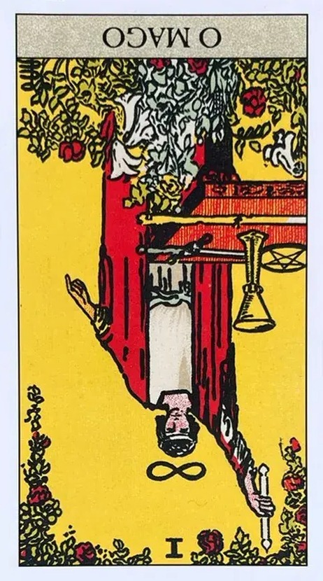 carta do mago com uma mao apontada para o ceu e a outra para a terra com seu manto vermelho e na mesa de madeira os elementos das cartas de tarot, o c�lice, bast�o espadas e ouros.