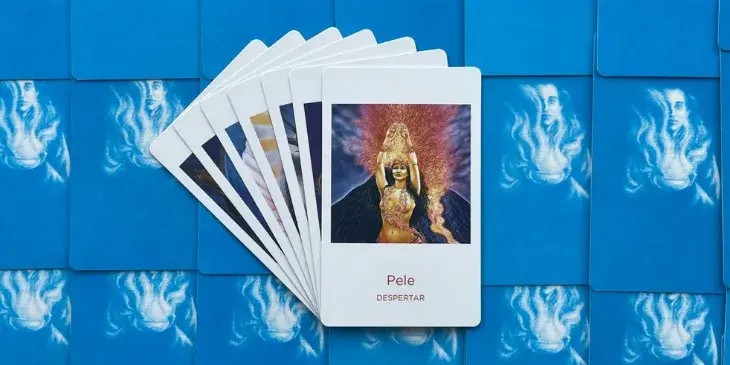 a deusa pele com as m�os para o alto e um vuc�o em chamas atras dela soltando lava