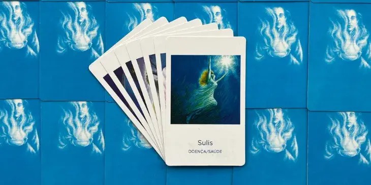 Deusa Sulis no fundo do mar usando um vestido branco e cabeiros loiros com a m�o pra cima.