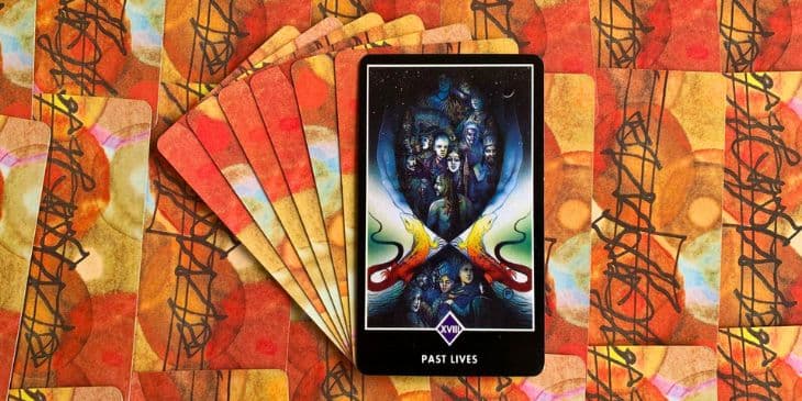 imagem central da carta revela uma representa��o poderosa: as m�os da exist�ncia assumem a forma dos �rg�os genitais femininos, simbolizando a abertura da m�e c�smica. muitas imagens e rostos de outros tempos s�o revelados.