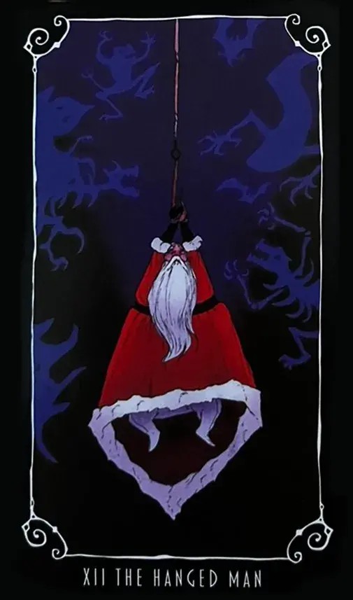 Um papai noel preso pelas m�os e pendurado em um penhasco