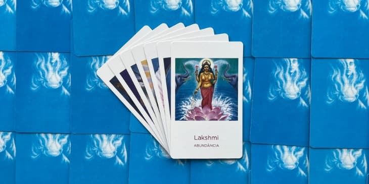 a deusa lakshmi em cima de uma flor de lotus com um elefante de cada lado soltando agua pela tromba.