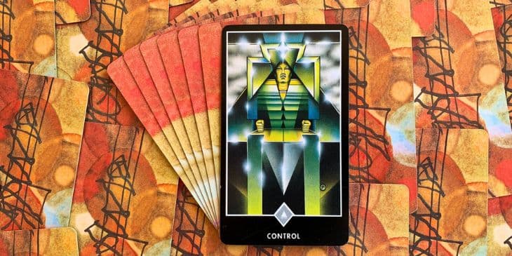 carta do taro zen osho controle aberta na mesa A figura central na carta, encaixada em uma estrutura r�gida e piramidal, representa a rigidez da mente que est� obcecada com a ordem, a previsibilidade e o controle. A pir�mide, uma forma tradicionalmente associadas com estabilidade, aqui funciona como uma pris�o que o personagem construiu para si mesmo. A luz que reflete nas superf�cies brilhantes da pir�mide, mas n�o penetra, sinaliza a aliena��o e a desconex�o que esse tipo de controle r�gido pode causar. Os punhos crispados e o olhar vazio do personagem simbolizam a tens�o e a ansiedade que acompanham a necessidade de controle, a recusa em aceitar a mudan�a e a incerteza. A ponta de faca que forma a parte inferior do corpo do personagem destaca a natureza destrutiva do controle excessivo, a sua capacidade de 