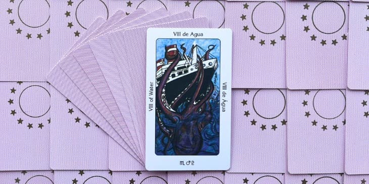 um polvo gigante abra�ando com seus tent�culos um navio no meio do oceano.