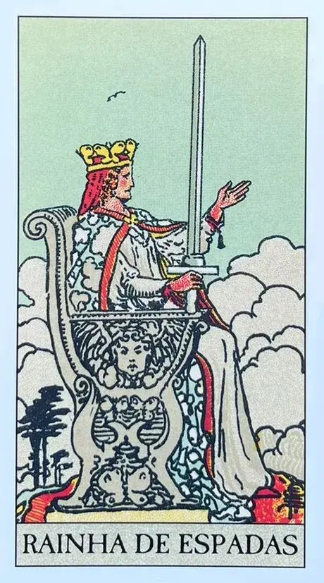 uma rainha que se assenta em um trono robusto e ornamentado, localizado em meio a um c�u de nuvens tumultuadas. Ela segura uma espada com a m�o direita, apontando-a para o c�u, enquanto sua express�o serena transmite uma aura de calma e determina��o. O trono � frequentemente adornado com borboletas esculpidas e querubins, simbolizando transforma��o e a natureza angelical dos pensamentos.