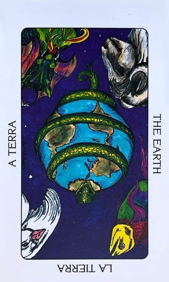 a terra abra�ada por uma cobra ou serpente verde, nos cantos da carta tem 4 animais, um peixe colorido, um passaro branco, um bode e um drag�o soltando fogo.