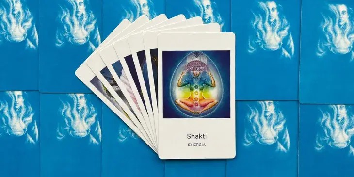 a deusa shakti sentada com as cores do arco iris no corpo