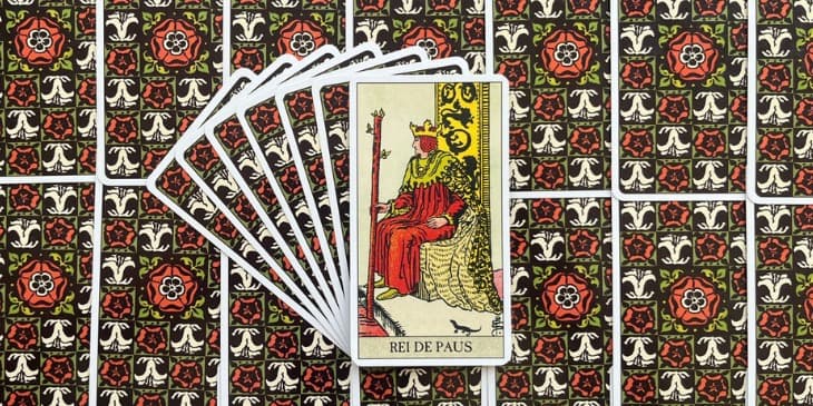 O rei segura um cetro que termina em uma pequena representa��o de um galho florescendo, simbolizando o crescimento e a criatividade que seu reinado promove.