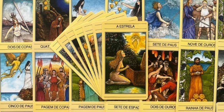 A carta da Estrela retrata uma jovem linda, de cabelos compridos e claros, ajoelhadadiante de uma arca aberta da qual sai um enxame de criaturas voadoras que escurece oambiente. Mas o olhar da jovem est� fixo na estrela brilhante, em que pode ser vista umafigura feminina em brilhantes vestes brancas.