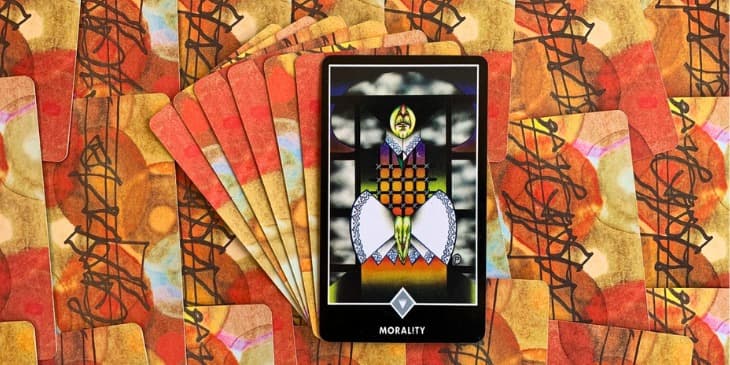 carta do tarot zen osho moralidade aberta em uma mesa � a imagem da rainha, com a pele enrijecida e esverdeada, uma representa��o da vida que se tornou 