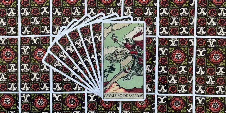 cavaleiro, montado em um cavalo branco em pleno galope, brande sua espada com uma mão, enquanto o vento agita vigorosamente suas vestes e a crina do cavalo. O céu ao fundo, frequentemente turbulento, reforça a ideia de movimento e urgência.