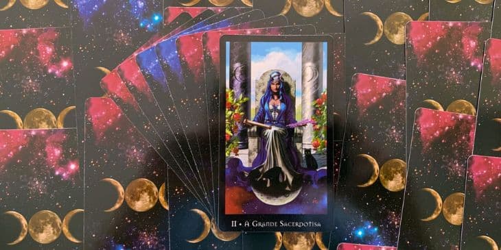 Ela � a guardi� dos mist�rios e a mediadora entre o mundo vis�vel e o invis�vel. A cor azul de seu manto simboliza a serenidade, a espiritualidade e a liga��o com o divino. O diadema com a lua crescente simboliza a conex�o com os ciclos naturais, a intui��o e os aspectos femininos da lua. A Grande Sacerdotisa � associada � energia lunar e ao poder feminino, representando a for�a da intui��o, da criatividade e da fertilidade. Em seus p�s, vemos um v�u, representando os segredos e mist�rios ocultos que ela guarda. Ela est� sentada entre duas colunas, uma preta e uma branca, simbolizando os opostos e a dualidade. Essas colunas representam tamb�m o equil�brio entre as energias masculina e feminina, a mente racional e a intui��o. A Grande Sacerdotisa est� em uma posi��o de autoridade espiritual e det�m um grande conhecimento. Ela � a guardi� dos segredos e a conselheira s�bia que oferece orienta��o e sabedoria. Ela nos lembra da import�ncia de ouvirmos nossa intui��o e confiarmos em nossos sentimentos mais profundos. Essa carta tamb�m pode indicar a presen�a de um mentor espiritual em nossa vida, algu�m que possui um profundo conhecimento e que pode nos guiar em nossa jornada pessoal. A presen�a do gato preto aos p�s da Grande Sacerdotisa adiciona ainda mais significado simb�lico � carta. O gato preto � um s�mbolo ancestral associado � magia, mist�rio e intui��o. Ele � considerado um guardi�o dos segredos e um companheiro dos praticantes de magia. Sua presen�a simboliza a necessidade de estarmos conscientes e receptivos �s mensagens sutis que chegam at� n�s.