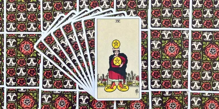 um homem sentado em um banco, segurando firmemente um ouro contra seu peito, enquanto outros dois est�o colocados sob seus p�s e o quarto ouro � equilibrado sobre sua cabe�a.