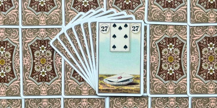 uma carta branca com um selo vermelho em cima de uma mesa