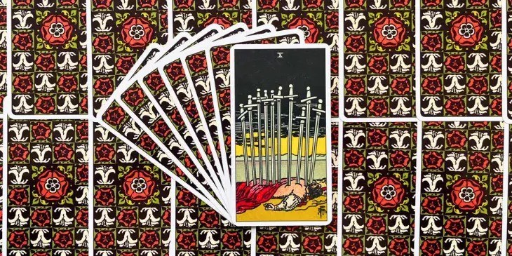um homem deitado de bru�os com dez espadas cravadas em suas costas. Este cen�rio sugere uma derrota completa e irrevog�vel, um ponto onde n�o h� mais volta