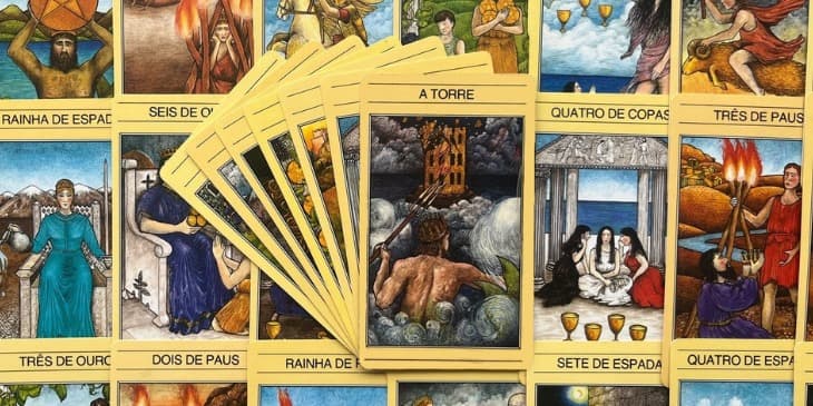 A carta da Torre retrata um edif�cio de pedra constru�do em um alto rochedo comvistas para o mar. Das profundezas das �guas, surge uma figura poderosa e amea�adora,com uma coroa de ouro sobre os cabelos castanhos embrenhados de algas e um rabo depeixe que pode ser visto entre as ondas furiosas. Ela aponta o seu tridente ao edif�cio,que � atingido por um raio e fendido. O mar espuma e o c�u � preto e amea�ador,iluminado pelos rel�mpagos de uma tempestade