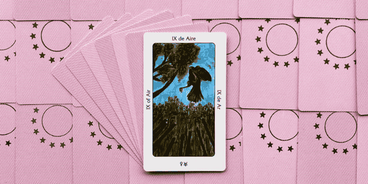 uma carta do tarot sagrado dos orixas em cima de varias.