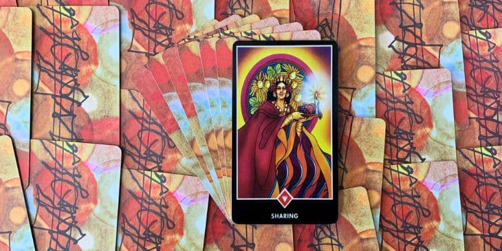 a carta do arcano melhor do tarot zen osho A figura da Rainha � deslumbrante em seu manto real, brilhando com joias que incluem pulseiras, colar, brincos e uma coroa de ouro. No primeiro plano, ela segura uma bandeja de frutas, um s�mbolo tradicional de fertilidade e abund�ncia.