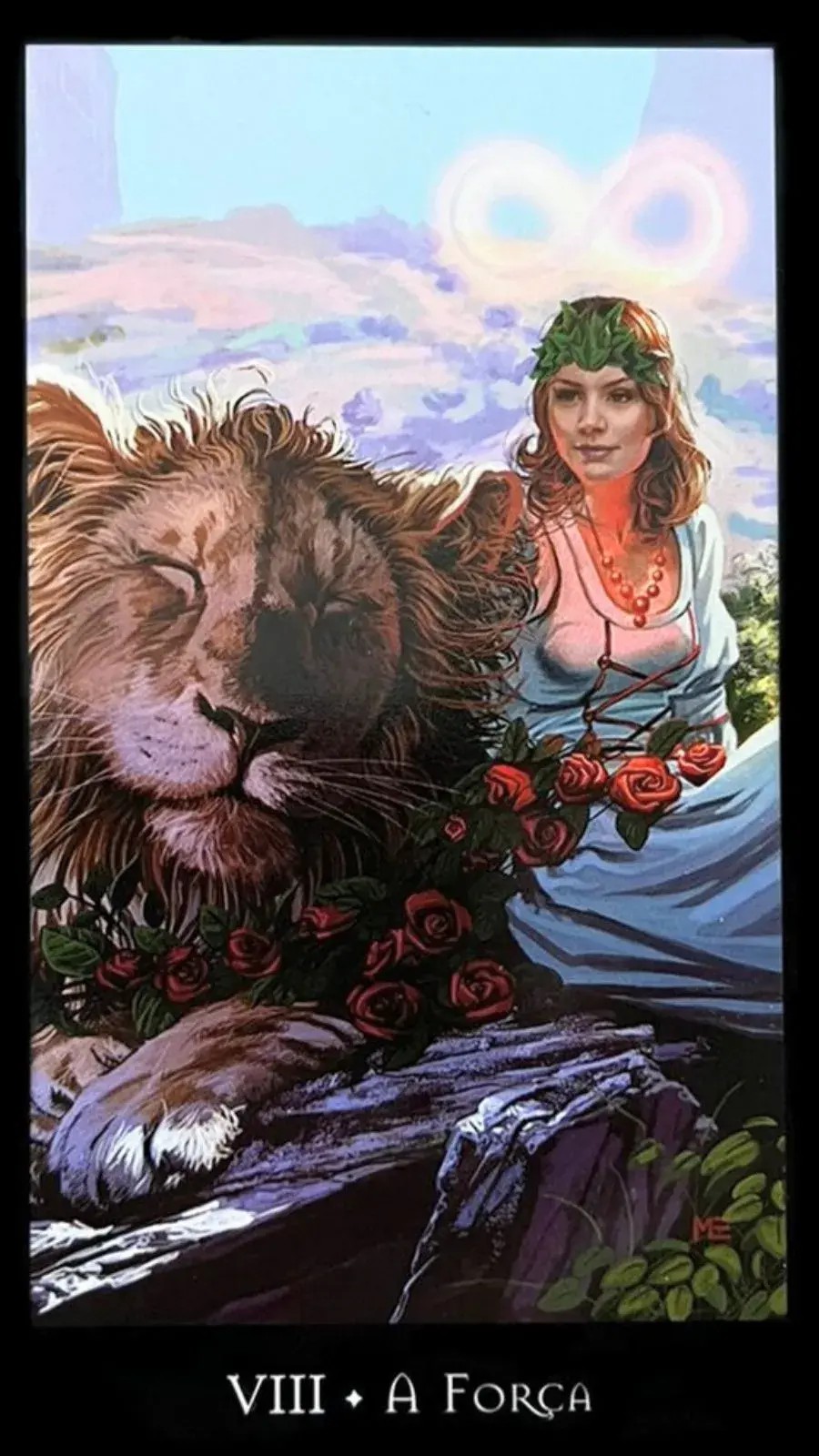 A imagem central da carta mostra uma mulher tranquilamente sentada ao lado de um majestoso le�o. Este animal, conhecido por sua for�a e selvageria, inclina-se mansamente para ela, sugerindo que a verdadeira for�a n�o prov�m apenas do poder f�sico, mas tamb�m do controle interno e do equil�brio emocional. A Coroa de Carvalho: A mulher usa uma coroa de folhas de carvalho, um s�mbolo tradicional de for�a e resist�ncia. Isso refor�a a ideia de que a for�a se manifesta n�o apenas fisicamente, mas tamb�m atrav�s da resist�ncia mental e espiritual. O Lemniscata: O lemniscata ou o s�mbolo do infinito sobre a cabe�a da mulher sugere um ser de natureza espiritual e m�gica. Este s�mbolo, que aparece em v�rias cartas do tarot, representa o equil�brio e a interconex�o entre o espiritual e o f�sico, o consciente e o subconsciente. A T�nica Branca e Vermelha: As cores da t�nica da mulher, branco e vermelho, s�o associadas � Deusa, refor�ando a ideia de poder feminino e devo��o. Os Oito Rubis: Ao redor do pesco�o, a mulher porta uma gargantilha com oito rubis brilhantes, que se referem ao n�mero da carta. O rubi � conhecido por inspirar um estado mental de positividade e coragem, complementando o tema de for�a e poder desta carta. A Guirlanda de Rosas Vermelhas: As rosas vermelhas que unem a mulher e o le�o simbolizam a harmonia e a beleza, indicando que a verdadeira for�a reside na harmonia entre o poder e a gentileza, entre a for�a e a beleza.