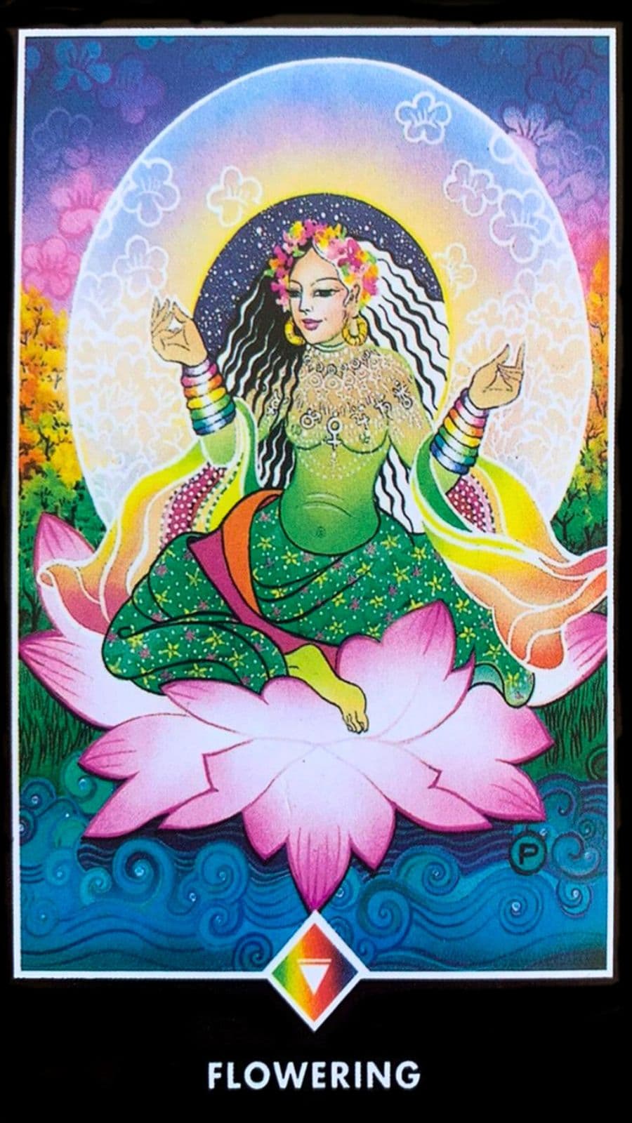 A figura central desta carta, a Rainha, � como uma flor espl�ndida no auge do seu florescimento. Ela � colorida, vibrante e exala vida e vitalidade, simbolizando nossa capacidade intr�nseca de florescer e prosperar em meio �s circunst�ncias da vida. A pr�pria Rainha � uma imagem da sensualidade e da paix�o pela vida, lembrando-nos da import�ncia de vivenciar e celebrar cada momento.