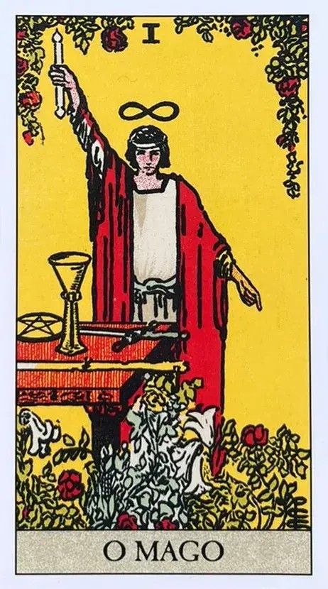 carta do mago com uma mao apontada para o ceu e a outra para a terra com seu manto vermelho e na mesa de madeira os elementos das cartas de tarot, o c�lice, bast�o espadas e ouros.