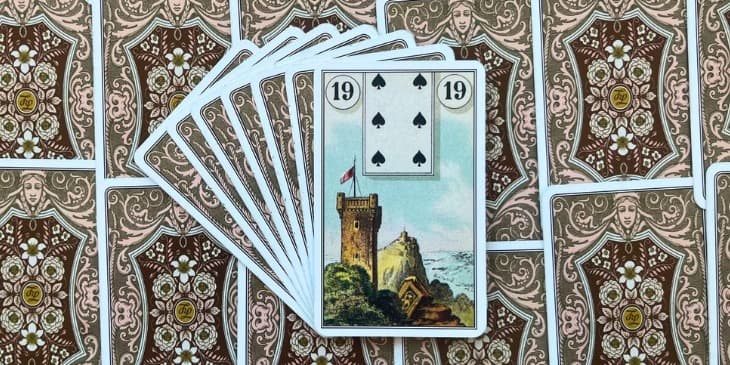 uma torre de um castelo com uma bandeira em um mastro em cima.