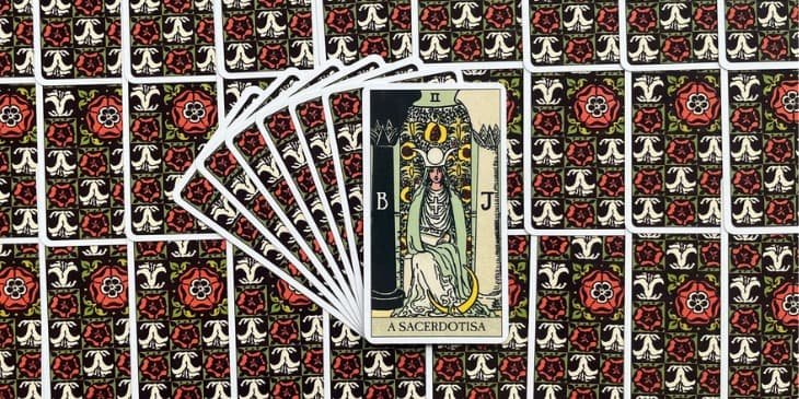 A imagem da Sacerdotisa, sentada entre a coluna preta (Boaz, que significa 