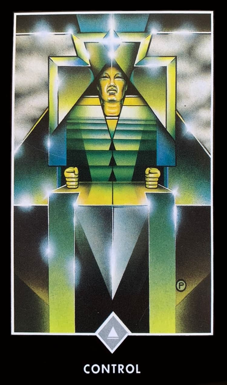 carta do taro zen osho controle aberta na mesa A figura central na carta, encaixada em uma estrutura r�gida e piramidal, representa a rigidez da mente que est� obcecada com a ordem, a previsibilidade e o controle. A pir�mide, uma forma tradicionalmente associadas com estabilidade, aqui funciona como uma pris�o que o personagem construiu para si mesmo. A luz que reflete nas superf�cies brilhantes da pir�mide, mas n�o penetra, sinaliza a aliena��o e a desconex�o que esse tipo de controle r�gido pode causar. Os punhos crispados e o olhar vazio do personagem simbolizam a tens�o e a ansiedade que acompanham a necessidade de controle, a recusa em aceitar a mudan�a e a incerteza. A ponta de faca que forma a parte inferior do corpo do personagem destaca a natureza destrutiva do controle excessivo, a sua capacidade de 