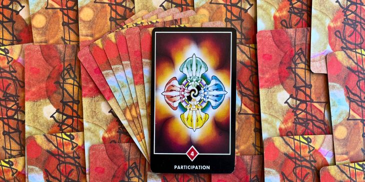 A imagem central dessa carta � uma mandala composta por quatro figuras humanas. Cada uma delas mant�m a m�o esquerda voltada para cima, numa postura de receptividade, e a m�o direita voltada para baixo, numa atitude de doa��o. Esta simbologia refor�a a ideia do equil�brio entre dar e receber, ressaltando a import�ncia da reciprocidade e da partilha em qualquer rela��o ou comunidade. No centro da mandala formada pelas figuras, aparece o 