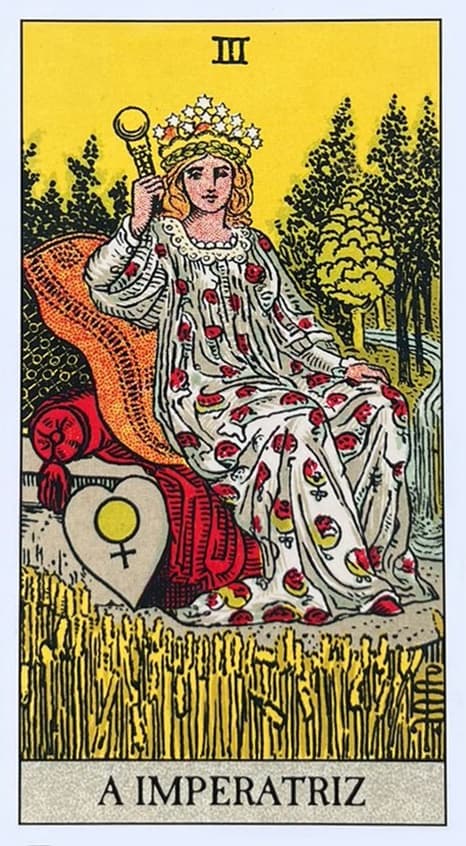 a imperatriz sentada em um lindo trono ao ar livre com sua coroa na cabe�a e um cetro antigo na sua m�o dieita.