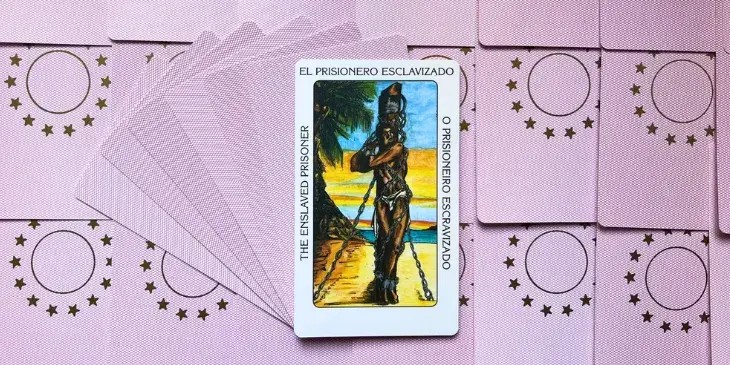 um escravo amarrado, com p�s e m�os atados a um tronco de madeira, cercado por correntes que simbolizam a opress�o e a perda de liberdade.