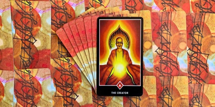 Carta do arcano menor do tarot zen osho com a figura de um mestre sentado com uma luz saindo da sua mao e a cor da carta � vermelha e amarela predominantemente