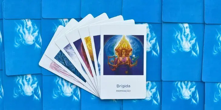 carta da deusa brigida que s�o 3 mulheres juntas com o cabelo de fogo