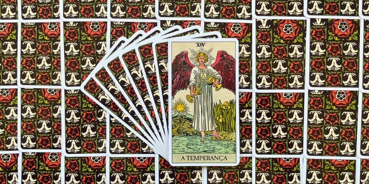 um anjo com asas, posicionado entre a terra e a �gua, vertendo l�quido de um c�lice para outro, ele � loiro e usa um manto branco.